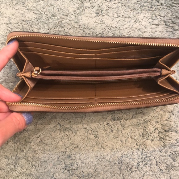 Authentic MIchael Kors wallet - Picture 3 of 3